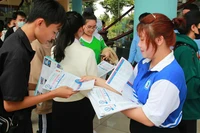Học sinh trung học phổ thông tham gia tư vấn tuyển sinh vào Trường đại học Đồng Tháp. (Ảnh: THANH NGUYÊN)