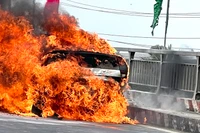 Xe ô-tô đang bốc cháy dữ dội.