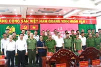 Đại biểu dự lễ chụp ảnh lưu niệm. (Ảnh: TẤN ĐẠT)