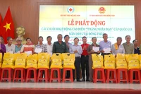 Đại diện 20 hộ gia đình chính sách có hoàn cảnh khó khăn ở huyện Tân Hồng nhận quà với mỗi suất 2 triệu đồng tiền mặt. (Ảnh: HỮU NGHĨA)