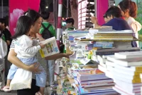 Một cháu bé đi cùng mẹ tại Ngày sách và văn hóa đọc tỉnh Đồng Tháp. (Ảnh: HỮU NGHĨA)