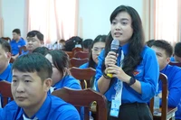 Đại biểu đặt câu hỏi đến lãnh đạo tỉnh Đồng Tháp. (Ảnh: HỮU NGHĨA)