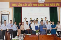 Đại diện 2 đơn vị ký kết kế hoạch phối hợp hoạt động khoa học và công nghệ.