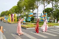 Nhiều du khách, nghệ sĩ nhiếp ảnh đã tìm đến đường hoa ngay sau ngày khai mạc. (Ảnh: HỮU NGHĨA)