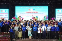 Đại biểu và các bạn đoàn viên, thanh niên chụp ảnh lưu niệm.