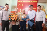 Bí thư Tỉnh ủy Đồng Tháp Lê Quốc Phong trao Huy hiệu 75 năm tuổi Đảng tặng đảng viên Lê Văn Nhở.