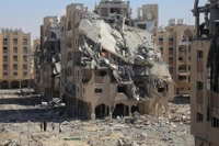 Các tòa nhà bị phá hủy sau cuộc không kích của Israel tại Khan Younis, Dải Gaza. (Ảnh: Tân Hoa Xã/TTXVN)