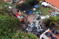 Hiện trường máy bay rơi tại thành phố Vinhedo, bang Sao Paulo, Brazil, ngày 10/8/2024. (Ảnh: Reuters)