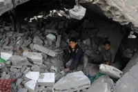 Cảnh đổ nát sau các cuộc không kích của Israel tại Khan Younis, Dải Gaza. (Ảnh: THX/TTXVN)