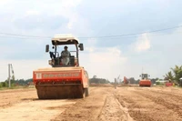 Dự án đường cao tốc bắc-nam đoạn Cần Thơ-Cà Mau đang sử dụng duy nhất nguồn vật liệu cát đắp từ các mỏ cát sông.