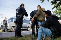 Cảnh sát kiểm tra người nhập cư tại khu vực Forst, gần biên giới Đức-Ba Lan hồi tháng 10 năm ngoái. (Ảnh: AFP/TTXVN)