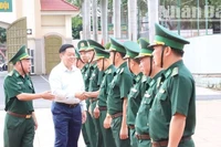 Đồng chí Nguyễn Trọng Nghĩa, Ủy viên Bộ Chính trị, Bí thư Trung ương Đảng, Trưởng Ban Tuyên giáo Trung ương thăm hỏi cán bộ lãnh đạo Bộ Chỉ huy Bộ đội Biên phòng tỉnh Đắk Lắk.