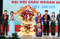 Lãnh đạo Tỉnh Ủy, Hội đồng nhân dân, Ủy ban nhân dân, Ủy ban Mặt trận Tổ quốc tỉnh tặng hoa chúc mừng Đại hội Cháu ngoan Bác Hồ. 