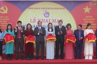 Đại diện lãnh đạo tỉnh Lạng Sơn tham gia cắt băng khai mạc Hội báo Xuân Giáp Thìn năm 2024.