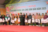 Bộ đội Biên phòng Lạng Sơn tặng quà cho các hộ gia đình khó khăn tại Chương trình: "Xuân biên phòng - Ấm lòng dân bản".