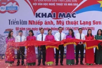Các đại biểu thực hiện nghi lễ cắt băng khai mạc triển lãm. 