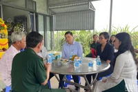 Đoàn thăm hỏi gia đình liệt sĩ.