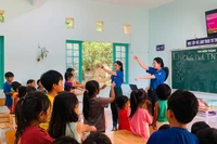 Tình nguyện viên tham gia hoạt động hè cho học sinh