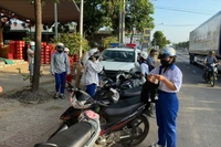 Xử lý các em học sinh vi phạm giao thông.