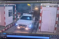 Hình ảnh xe ô-tô con đi ngược chiều trên cao tốc Liên Khương-Prenn được camera trạm thu phí ghi lại.