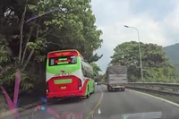 Xe khách vượt ẩu được người dân ghi hình lại.