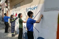 Đoàn viên, thanh niên Công an Thành phố Hồ Chí Minh xóa các nội dung quảng cáo gây mất mỹ quan đô thị.