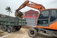 Thi công xây dựng đường gom quốc lộ 5A thuộc địa bàn huyện Bình Giang, tỉnh Hải Dương. (Ảnh minh họa)