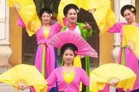 Tiết mục hát văn "Côn Sơn in dấu chân Người" do các nghệ sĩ tỉnh Hải Dương biểu diễn.