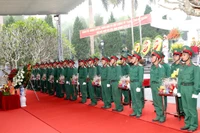 Thực hiện nghi lễ an truy điệu và an táng hài cốt liệt sĩ tại Nghĩa trang liệt sĩ Vị Xuyên.