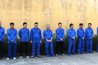 Các đối tượng đang bị tạm giữ hình sự trong chuyên án “Tổ chức đánh bạc, đánh bạc dưới hình thức cá độ bóng đá qua mạng internet trong thời gian diễn ra giải bóng đá Euro và Copa America năm 2024”. (Ảnh: BÍCH MẬN)