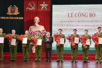 Đại tá Nguyễn Hữu Mạnh, Giám đốc Công an tỉnh Nam Định trao quyết định, tặng hoa chúc mừng các đồng chí nhận công tác mới. 