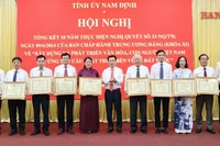 Đồng chí Phạm Đình Nghị, Chủ tịch Ủy ban nhân dân tỉnh Nam Định trao bằng khen cho các tập thể.