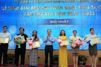 Bí thư Thành ủy Cần Thơ Nguyễn Văn Hiếu trao giải cho các cá nhân đoạt Giải nhất.