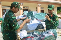 Tiểu đoàn 860, Lữ đoàn 950, Quân khu 9 tổ chức tiếp nhận quân trang cho chiến sĩ mới.