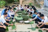 Đoàn đại biểu cùng cán bộ, chiến sĩ và nhân dân trên đảo Nam Du gói bánh chưng đón Tết sớm. 