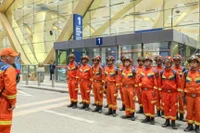 Lực lượng cứu hộ Trung Quốc tập kết tại sân bay, trước giờ khởi hành đến khu vực bị động đất. (Ảnh: Tân Hoa Xã)
