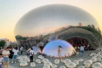 Tạo hình "giọt dầu" độc đáo tại quảng trường thành phố Karamay. (Ảnh: HỮU HƯNG) 