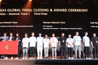 Hai sinh viên Việt Nam (thứ 7 và 8 từ trái sang) nhận giải Ba cuộc thi.
