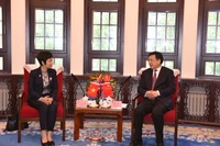 Tổng giám đốc TTXVN Vũ Việt Trang và Xã trưởng Tân Hoa xã Phó Hoa tại cuộc hội đàm sáng 20/8. 