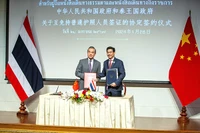 Bộ trưởng Ngoại giao Trung Quốc và Thái Lan ký hiệp định miễn thị thực ngày 28/1. (Ảnh: fmprc.gov.cn)