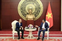 Đại sứ Phạm Thanh Bình (bên phải) và Phó Chủ tịch Khu tự trị dân tộc Choang Quảng Tây Liêu Phẩm Hổ.