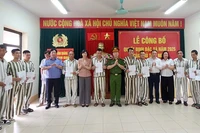 Đại tá Lê Hồng Vân, Phó Giám đốc Công an tỉnh Quảng Ninh trao Quyết định đặc xá và căn cước cho các phạm nhân được hưởng đặc xá.