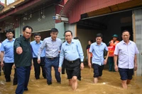 [Ảnh] Chủ tịch Quốc hội Trần Thanh Mẫn kiểm tra công tác khắc phục hậu quả bão số 3 tại tỉnh Thái Nguyên