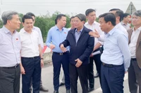 Phó Chủ tịch Quốc hội Nguyễn Đức Hải cùng Đoàn giám sát của Quốc hội khảo sát trên tuyến cao tốc Cam Lộ-La Sơn.