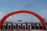 Đại biểu thực hiện nghi thức cắt băng khánh thành Dự án thành phần đoạn Vân Phong-Nha Trang, thuộc Dự án xây dựng công trình đường bộ cao tốc bắc-nam phía Đông giai đoạn 2021-2025. (Ảnh: PHONG NGUYÊN) 