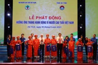 Đồng chí Đỗ Văn Chiến, Bí thư Trung ương Đảng, Chủ tịch Ủy ban mặt trận Tổ quốc Việt Nam và đồng chí Nguyễn Thanh Bình, Chủ tịch Hội người cao tuổi Việt Nam tặng quà cho các cụ ông, cụ bà tròn 100 tuổi ở Hà Tĩnh. 