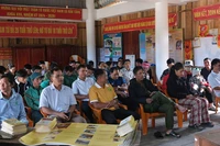 Người dân vùng động đất huyện Kon Plông (Kon Tum) nghe tập huấn ứng phó động đất.