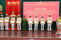 Thừa ủy quyền của Chủ tịch nước, Thứ trưởng Công an Nguyễn Văn Long trao Huân chương Chiến công tặng các các nhân, vì đã có thành tích xuất sắc trong phòng, chống tội phạm ma túy. (Ảnh: HUY HÀ)