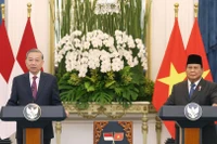 Tổng Bí thư Tô Lâm và Tổng thống Indonesia Prabowo Subianto phát biểu trước báo chí, tuyên bố nâng cấp quan hệ Việt Nam-Indonesia lên Đối tác chiến lược toàn diện. Ảnh: TTXVN 