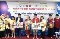 Các bạn nhỏ tặng những bức tranh tự vẽ cho lãnh đạo Quỹ Bảo trợ trẻ em Việt Nam và Công ty CP Vàng bạc đá quý Phú Nhuận PNJ. (Ảnh: NFVC)